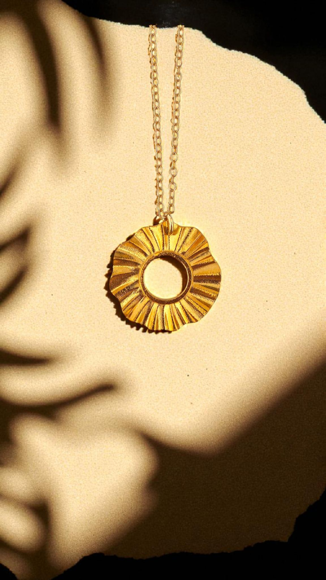 Helios, guardian of daylight—protection, clarity, renewal. A talisman for beginnings and brave continuations.