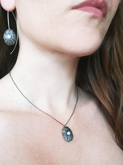 Oxidized silver pearl necklace inspired by the sea