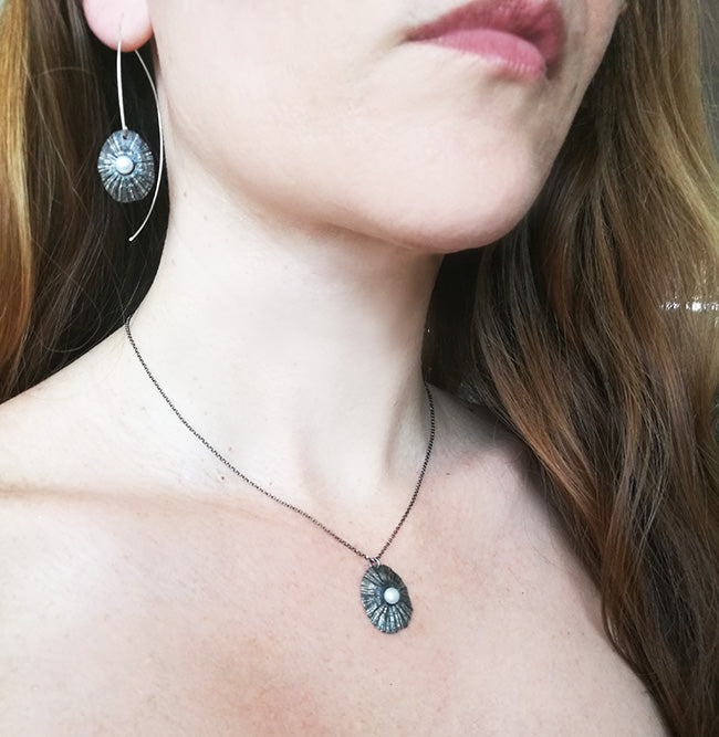 Oxidized silver pearl necklace inspired by the sea